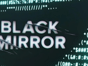 Le retour de Black Mirror est imminent, et, bonne nouvelle, son nouveau programme s'annonce plus qu’alléchant. Néanmoins, pour profiter au maximum de la saison 7, il y a un épisode que vous devriez peut-être revisionner…