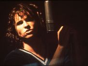 L'acteur mythique incarnant "Ice" et donnant la réplique à Tom Cruise dans TOP GUN est décédé.
Ce soir, Canal+ Grand Écran rendra hommage à la star hollywoodienne en diffusant THE DOORS de Oliver Stone. Val Kilmer y interprète Jim Morrison : un autre de ses rôles emblématiques.