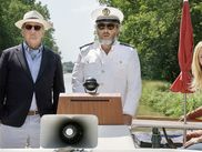 Justine organise une fausse croisière romantique pour escroquer son patron… et éponger ses dettes. Une comédie fantaisiste et charmante !