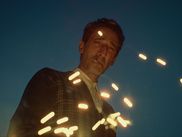 Dans le dernier film de Brady Corbet, un architecte rescapé des camps transforme son traumatisme en œuvre d'art monumentale. À travers le parcours de László Tóth, The Brutalist explore la manière dont l'architecture peut devenir un acte de résistance silencieuse, tandis que les corps meurtris des personnages incarnent la violence de l'Histoire.