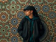 LA PETITE DERNIÈRE est le premier long-métrage en compétition de Hafsia Herzi, actrice et réalisatrice française d'origine algérienne. Adapté du roman autofictionnel de Fatima Daas, le film raconte l'histoire de Fatima, une jeune musulmane lesbienne de 17 ans, qui quitte sa banlieue parisienne pour étudier la philosophie à l'université. Elle y explore sa sexualité naissante tout en jonglant avec les attentes familiales et religieuses.