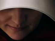 La citation, dérivée du latin, que découvre June dans sa chambre dans la première saison, gravée par l'ancienne occupante : "Nolite te bastardes carborundorum" ("Ne laissez pas les bâtards vous broyer") pourrait être le mantra des scènes marquantes de l’intégralité de la série. THE HANDMAID’S TALE regorge de scènes puissantes, intenses et émotionnellement marquantes. Retour sur 10 scènes à voir ou revoir sélectionnées dans l’intégralité des six saisons de la série.