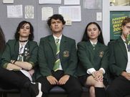 Avec ses pages « MyPlace », son humour décapant et ses références pop Y2K, la série néo-zélandaise n00b s’impose comme la comédie teen incontournable de l’année. Présentée à CANNESERIES 2025 après avoir conquis TikTok, elle débarque sur Hello pour réveiller la nostalgie de l’époque des tous premiers réseaux sociaux.