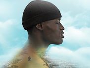 Kader Youm, 24 ans, est un pêcheur habile et fougueux, très apprécié dans son quartier de Guet Ndar, île mythique de Saint-Louis. Lorsqu’il découvre que des investisseurs véreux veulent transformer l’île en une grande station balnéaire, il incite la population locale à se prendre en main, à agir et à protéger leur environnement. Au milieu de cette révolte, il rencontre enfin celle dont il est amoureux, Marie Anta, issue de la grande bourgeoisie Saint-Louisienne et fille de son pire ennemi Badou Gaye. La nouvelle série sénégalaise CANAL+ Original vous plonge dans un thriller écologique tentaculaire et dans une histoire d'amour impossible. Laissez-vous piquer par Lakantane la méduse à partir du 18 mai, en exclusivité sur CANAL+ Pop.