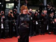 Chaque année, le Festival de Cannes attire son lot de stars internationales issues du monde du cinéma, mais aussi d’artistes venus d’horizons variés. Parmi eux, de nombreux chanteurs et chanteuses ont troqué leurs micros pour la caméra, montant les célèbres marches en tant qu’acteurs. Ce phénomène n’est pas nouveau, mais il continue d’étonner, de séduire et parfois de diviser. Zoom sur cette passerelle entre musique et cinéma qui s’illustre régulièrement sur la Croisette.