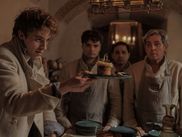 Après avoir conquis le box-office avec ses adaptations des Trois Mousquetaires, Martin Bourboulon s'attaque à la première série de sa carrière avec Carême pour Apple TV+. Ce réalisateur, devenu en quelques films seulement l'un des porte-étendards d'un cinéma français populaire et ambitieux, mêle avec brio histoire nationale et divertissement grand public dans cette production qui nous plonge dans les intrigues culinaires et politiques du XIXe siècle.