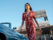 Margaret Qualley brille à nouveau sur la Croisette avec HONEY DON'T, la nouvelle comédie d’Ethan Coen, présentée au Festival de Cannes 2025 en Séance de Minuit. Après le choc THE SUBSTANCE et ses nombreuses nominations, l’actrice américaine confirme son ascension à travers ses choix de rôles audacieux. De MAID à DRIVE-AWAY DOLLS, en passant par STARS AT NOON et PAUVRES CRÉATURES, retour sur le parcours remarquable d’une actrice en pleine explosion.