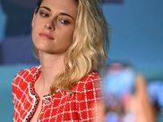 Scarlett Johansson, Kristen Stewart, Hafsia Herzi, Romane Bohringer et Joséphine Japy présentent cette année à Cannes un long-métrage en Sélection Officielle en tant que réalisatrices. Longtemps considérées comme les muses du cinéma, les actrices prennent désormais les rênes derrière la caméra. Et c’est sur les marches du Festival de Cannes, temple du cinéma mondial, que ce changement de paradigme s’affirme avec éclat.