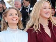 Présenté hors compétition au Festival de Cannes 2025, VIE PRIVÉE de Rebecca Zlotowski marque un tournant symbolique : pour la première fois, Jodie Foster tient un rôle principal entièrement en français. Un événement pour le public, tant l’actrice impressionne par sa maîtrise de la langue, et une déclaration d’admiration signée Rebecca Zlotowski, qui place Jodie Foster au centre de chaque scène.