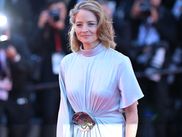Après une carrière déjà légendaire et une discrétion médiatique presque militante, Jodie Foster revient sur le devant de la scène avec une force tranquille et une élégance inaltérable. Longtemps silencieuse, l’actrice-réalisatrice oscarisée renoue avec des rôles puissants, complexes, à l’image de sa trajectoire unique à Hollywood.