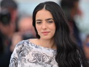 Le Festival de Cannes 2025 consacre plus que jamais les femmes qui prennent le contrôle de leur récit. Cette édition voit une floraison d’actrices passées à la réalisation : Kristen Stewart, Scarlett Johansson, Joséphine Japy... Toutes présentent des œuvres personnelles, engagées. Hafsia Herzi s’impose comme la figure de proue de cette génération d’actrices devenues cinéastes. Avec LA PETITE DERNIÈRE, présenté en sélection officielle, elle atteint un sommet artistique et personnel, couronnant un parcours remarquable. Un moment charnière dans une carrière déjà dense.