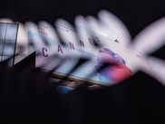 Le Festival de Cannes 2025 aura mis une fois de plus en lumière la richesse et la diversité du cinéma mondial. Parmi les œuvres présentées, plusieurs sont déjà en salles et d’autres sortiront prochainement… En ce jour de palmarés, petit tour d’horizon des dates de sorties connues à ce jour pour les films de la Sélection Officielle. On vous dit tout avec résumés et castings afin que vous puissiez préparer smoking et robe longue pour vos prochaines sorties "cannoises" au cinéma !