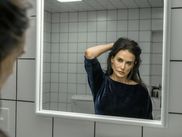 Prix du scénario au Festival de Cannes 2024, le deuxième long-métrage de Coralie Fargeat plonge dans les abysses d'Hollywood pour livrer une critique féroce du culte de la jeunesse. Avec Demi Moore et Margaret Qualley, The Substance est un conte gore et décomplexé qui ne vous laissera pas indemne.