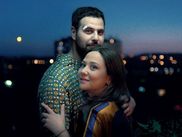 Après avoir brillé dans "Bref 2", Laura Felpin est de retour sur grand écran dans "L’Amour c’est surcoté", une comédie dramatique drôle et contemporaine signée Mourad Winter. Elle y incarne Madeleine, une femme libre et lumineuse, au cœur d’une romance inattendue avec un homme en pleine crise existentielle incarné par Hakim Jemili.