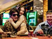 Auréolé de la Palme d’or 2024 et de cinq Oscars – dont celui de la meilleure actrice –, Anora possède une énergie et un charme dévastateurs. Dans cette comédie matinée de romance, la jeune Mikey Madison, emporte tout.