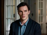 Renversant dans le rôle de Justin Kemp, un homme qui assiste impuissant au procès d’un homme qu’il sait innocent, l’acteur britannique n’est pas un inconnu. Pourtant, la question peut encore se poser : qui est Nicholas Hoult ?