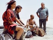 SIRÂT marque le retour du cinéaste franco-galicien Óliver Laxe avec une œuvre audacieuse mêlant quête spirituelle, dystopie post-apocalyptique et critique sociale. Inspiré du pont "Sirât" de la tradition islamique, symbolisant le passage entre enfer et paradis, le film explore les liens familiaux et la résilience humaine dans un monde en ruine.