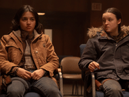 Personnage inédit de la saison 2, Dina s’est rapidement imposée comme une héroïne charismatique et l’alliée sans faille d’Ellie. Mais entre amitié et romance, tout n’est pas toujours évident entre elles… (Attention, spoilers).