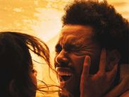 Le 16 mai, Abel Tesfaye (The Weeknd) fait ses adieux à son célèbre alter ego dans Hurry Up Tomorrow, un thriller psychologique qui s'annonce haletant. Face à Jenna Ortega et Barry Keoghan, l’artiste se lance dans une expérience cinématographique introspective. Que faut-il attendre de ce projet aussi mystérieux qu'attendu ?