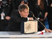 Alors que le Festival de Cannes bat son plein, les premières projections laissent entrevoir quelques favoris pour la Palme d’Or. Mais avec une grande partie des films encore attendus, la compétition reste plus ouverte que jamais. Les regards se tournent désormais vers quelques œuvres et signatures qui ont déjà marqué les festivaliers.