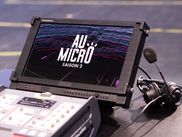 Après une première saison remarquée, AU MICRO revient à la rentrée sur CANAL+ pour une deuxième saison. À la clé : une place parmi les commentateurs officiels de la chaîne. Nouveaux visages, nouvelles épreuves et décor londonien : on vous dit tout sur ce programme où il faut avoir plus d'une corde vocale à son arc.