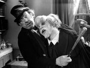 Bien plus qu’un choix esthétique, le noir et blanc est un langage cinématographique à part entière. Il permet de sublimer la lumière, d’intensifier les regards, de jouer sur les contrastes comme sur les émotions. Ces films ont traversé le temps sans perdre de leur puissance, qu’ils viennent de l’âge d’or hollywoodien ou de la modernité stylisée d’un réalisateur contemporain. Voici une sélection d’œuvres où l’absence de couleur devient une force narrative, un souffle poétique, un hommage à l’essence même du cinéma.