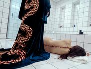 Golden Globe de la meilleure actrice pour ce film primé (meilleur scénario à Cannes en 2024),
Demi Moore campe une star de la télé vieillissante prête à s'injecter un sérum miraculeux pour
faire naître une version plus jeune d’elle-même.