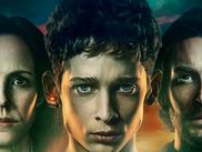 Adaptée du roman de Stephen King publié en 2019, THE INSTITUTE arrive sur HBO Max avec CANAL+ le 17 juillet. Cette mini-série en huit épisodes conjugue suspense psychologique et science-fiction glaçante, dans une histoire de jeunes surdoués confrontés à une force qui les dépasse. Une œuvre inquiétante et maîtrisée, fidèle à l’esprit du maître de Bangor.