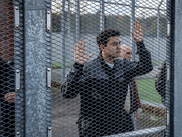 Avec UN MONDE MEILLEUR, série venue tout droit d'Allemagne, Alexander Lindh imagine un futur où la prison est remplacée par la réinsertion. Une fiction à la fois lucide et sensible sur les défis de la justice réparatrice, portée par des acteurs d’une grande justesse.