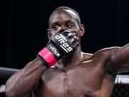 Malentendant de naissance, Modibo Diakité s'est de nouveau imposé à l'Ares 33. Pour son deuxième combat professionnel, cette fois-ci en Main Card, "The Silent King" a dominé les débats à la H Arena de Nantes, face à Ady Nunes. Vainqueur par T.K.O dans le 2e round, Diakité s'impose pour la 2e fois en autant de combats professionnels.