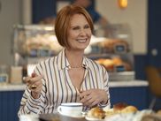 Dans la saison 3 de AND JUST LIKE THAT…, Miranda Hobbes poursuit sa métamorphose entamée depuis le retour de la série. À la cinquantaine, elle brise les anciens schémas pour explorer une approche inédite de l'amour, de l'existence et de son identité - s'imposant aujourd'hui comme une figure de liberté et d'émancipation queer à l'écran.