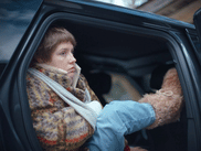 Dans le nouveau film de Quentin Dupieux, L’ACCIDENT DE PIANO, Adèle Exarchopoulos se transforme à un point rarement vu à l’écran. Appareil dentaire en métal, look improbable, diction étrange : l’actrice ose une performance aussi déstabilisante que saisissante. Et elle n’a reculé devant rien pour se fondre dans la peau de Magaloche, comme elle l'a confié au micro de Laurie Cholewa.