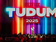 Le 31 mai 2025, Netflix a transformé le Kia Forum de Los Angeles en temple du streaming mondial avec une édition spectaculaire de son événement TUDUM, diffusé pour la première fois en direct sur sa propre plateforme. Entre avant-premières exclusives, performances live et annonces très attendues, la firme au N majuscule a offert un aperçu alléchant de ses futures productions phares. On fait le point.
