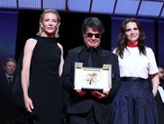 Le Festival de Cannes 2025 a consacré le réalisateur iranien Jafar Panahi en lui attribuant la Palme d'Or pour son film UN SIMPLE ACCIDENT. Cette œuvre poignante, tournée clandestinement en Iran, marque un tournant dans la carrière de Panahi, déjà récompensé par l’Ours d'Or à Berlin en 2015 pour TAXI TÉHÉRAN et le Lion d'Or à Venise en 2000 pour LE CERCLE. Il devient ainsi l’un des rares cinéastes à avoir remporté les trois plus hautes distinctions des festivals internationaux majeurs.