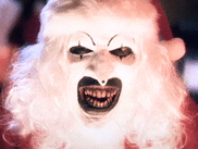 C’était une interdiction rarissime dans le paysage français : en octobre 2024, TERRIFIER 3, dernier volet de la trilogie gore centrée sur Art le Clown, a été le premier film d’horreur depuis 2006 à avoir été classé interdit aux moins de 18 ans. En vingt-cinq ans, seuls deux films du genre ont subi une telle censure. Retour sur un cas d’exception alors que la trilogie TERRIFIER est disponible sur CANAL+.