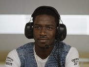 L'acteur britannique de 33 ans, révélé par la série Snowfall, enfourche désormais une monoplace aux côtés de Brad Pitt dans F1, le blockbuster de Joseph Kosinski. Un virage spectaculaire qui transforme l'enfant de Peckham en nouvelle star d'Hollywood.