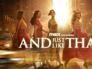 Toujours aussi inclassable, Carrie Bradshaw fait de la saison 3 de AND JUST LIKE THAT... un véritable défilé à ciel ouvert. Entre pièces vintage, silhouettes théâtrales et touches de mode durable, la star new-yorkaise confirme son statut d’icône. Zoom sur les looks les plus marquants de cette nouvelle saison.