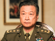 Après des mois d’attente et d’incertitudes, c’est désormais officiel : Denis Villeneuve a été choisi pour mettre en scène le 26e film de la saga JAMES BOND. Un long-métrage très attendu par les fans puisqu’il s’agit d’un nouveau départ, après les adieux de Daniel Craig dans MOURIR PEUT ATTENDRE. Pour le réalisateur québécois, c’est une consécration, mais aussi la validation d’une filmographie qui a pris un tournant majeur en 2016.