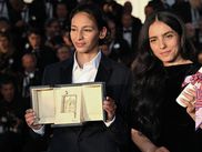 Le Festival de Cannes 2025 a consacré une nouvelle figure du cinéma français : Nadia Melliti. À seulement 23 ans, cette jeune actrice inconnue du grand public a remporté le prix d’interprétation féminine pour son tout premier rôle au cinéma, dans LA PETITE DERNIÈRE. Ce parcours fulgurant n’est pas sans rappeler celui d’Émilie Dequenne, qui, en 1999, recevait le même prix pour ses débuts dans ROSETTA des frères Dardenne.
