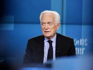Philippe Labro s’est éteint ce 4 juin 2025 à l’âge de 88 ans, des suites d'un cancer. Écrivain, cinéaste, journaliste et figure familière du petit écran, il incarnait depuis plus d’un demi-siècle une certaine idée du style à la française, à la fois élégant, curieux et partagé entre son amour des mots et des images.