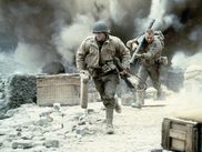 Mitraillettes, casques d’acier et gros bras musclés : pas besoin d’avoir fait l’armée pour apprécier ces films où les soldats défient la mort, la hiérarchie… et parfois le bon sens. Voici dix pépites où les balles sifflent, les missions sont suicidaires, et le pop-corn, obligatoire.