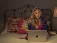 Elles ont troqué les Cosmopolitans contre des jus détox et les histoires d’un soir contre des bilans de mi-parcours. Si SEX AND THE CITY célébrait la trentaine libre et trépidante,  AND JUST LIKE THAT… explore les méandres de la cinquantaine avec un regard neuf – et parfois déroutant. Entre nostalgie, évolution et ruptures de ton, voici les 10 différences majeures entre la série culte et son reboot.