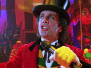 Sorti en juillet 1995, BATMAN FOREVER rompait radicalement avec l’ambiance sombre et gothique imposée par Tim Burton. Plus coloré, plus bruyant, plus ouvertement pop, ce troisième volet de la saga initiait un virage esthétique et commercial qui ne ferait pas l’unanimité. 30 ans plus tard, le film reste une curiosité clivante dans l’histoire des adaptations de super-héros.