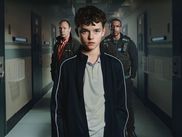 Phénomène mondial, ADOLESCENCE a confirmé son statut aux 77ᵉ Emmy Awards en raflant la plupart des prix majeurs de la catégorie mini-série. Un triomphe inattendu pour Netflix avec 8 récompenses dont celle du meilleur acteur dans un second rôle pour Owen Cooper.