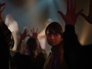 AFTER HIS DEATH, en compétition eu Festival de Deauville 2025,  est le troisième film de Lucio Castro, où des fans d'un groupe de musique expérimental vont mener la vie dure à Mia Maestro, qui a une relation avec le chanteur aux allures de gourou avant que celui-ci ne disparaisse mystérieusement.