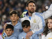 Devant un Monumental en fusion, Lionel Messi a disputé jeudi 5 septembre ce qui restera comme son ultime match avec l’Albiceleste sur le sol argentin. Un adieu chargé d’émotion, entre doublé, ovation interminable et larmes de gratitude avec ses 3 enfants. Reste une grande énigme : à 38 ans, reverra-t-on l'ancien joueur du PSG en Coupe du monde l'année prochaine ?