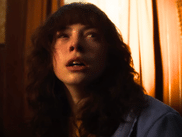 Après avoir divisé les fans avec CONJURING 3, le dernier opus de la saga horrifique revient le 10 septembre avec L’HEURE DU JUGEMENT. Et la bande-annonce va rassurer les amateurs : ce CONJURING 4 revient aux bases.