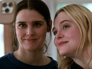 Le réalisateur norvégien Joachim Trier s’est imposé comme l’une des voix les plus singulières du cinéma européen. Après JULIE (EN 12 CHAPITRES), il revient avec VALEUR SENTIMENTALE, en salles ce mercredi 20 août 2025. Porté par Renate Reinsve, Stellan Skarsgård et Elle Fanning, ce film récompensé du Grand Prix à Cannes explore les blessures familiales à travers le prisme du cinéma, dans un récit où mémoire et création se confondent.