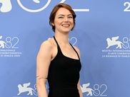 Présenté en compétition officielle à la 82e Mostra de Venise, BUGONIA marque la quatrième collaboration entre le réalisateur Yorgos Lanthimos et Emma Stone, deux ans après le triomphe de PAUVRES CRÉATURES. Et une fois encore, la comédienne s’est donnée physiquement pour ce rôle, allant même jusqu’à se raser le crâne. Une performance encore une fois remarquable, et dont on va entendre parler.