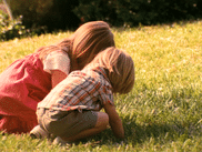 Sorti en 2010, INCEPTION a marqué un tournant dans la carrière de Christopher Nolan et dans l’histoire du cinéma de science-fiction. Quinze ans plus tard, le débat reste intact : la toupie tombe-t-elle ou pas ? Retour sur un film devenu culte et sur une fin toujours aussi mystérieuse.